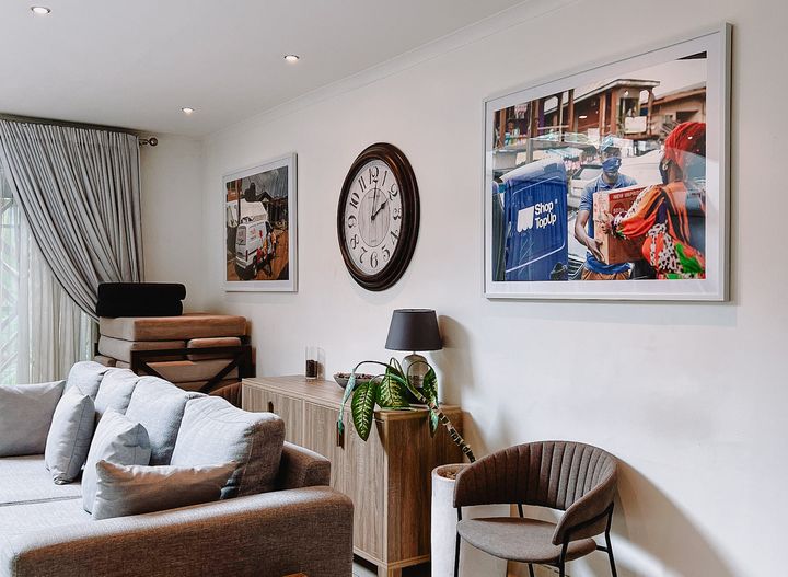 A bright, well-arranged room combining different shades of brown and great interior décor elements